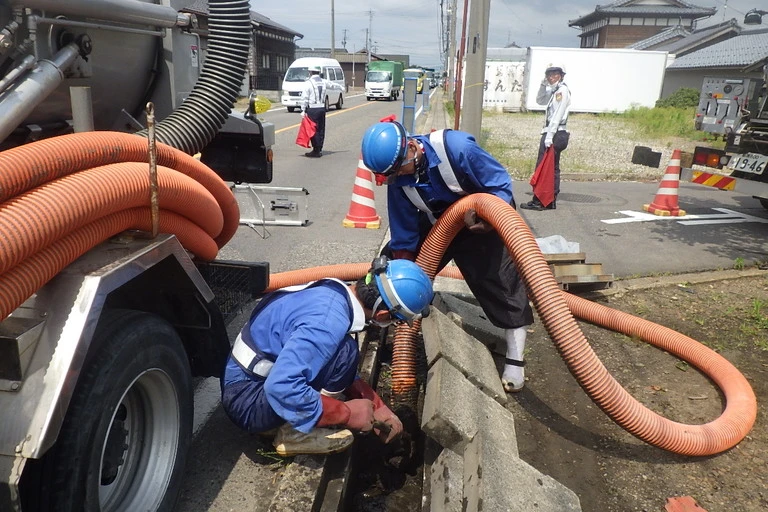 道路側溝の清掃